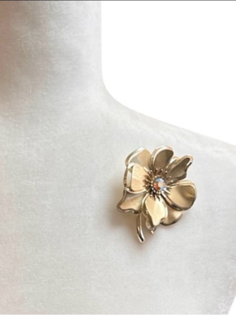 Vintage Matt Gold Tone 3D Aurora Borealis Floral Brooch